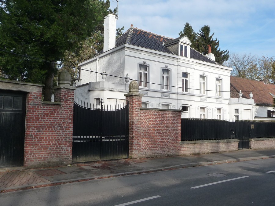 5 Domicile et cabinet du médecin de la commune, Michel Théron, jusqu'en décembre 2012