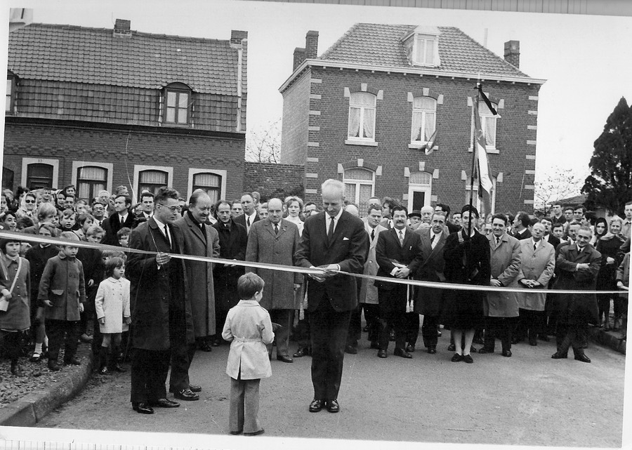 3  A l'entrée de la rue Marthe Hautebar, Maurice Laude coupe le ruban (11 novembre 1970)