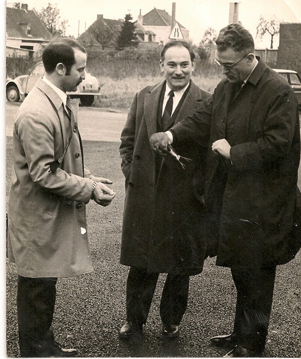 5 A gauche, le secrétaire de mairie,Jules Del Rey pendant l'inauguration du 11 novembre 1970