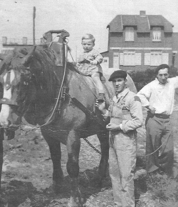 2 Dominique Cardon (sur le cheval), Jacques Deleporte et Léon Cardon