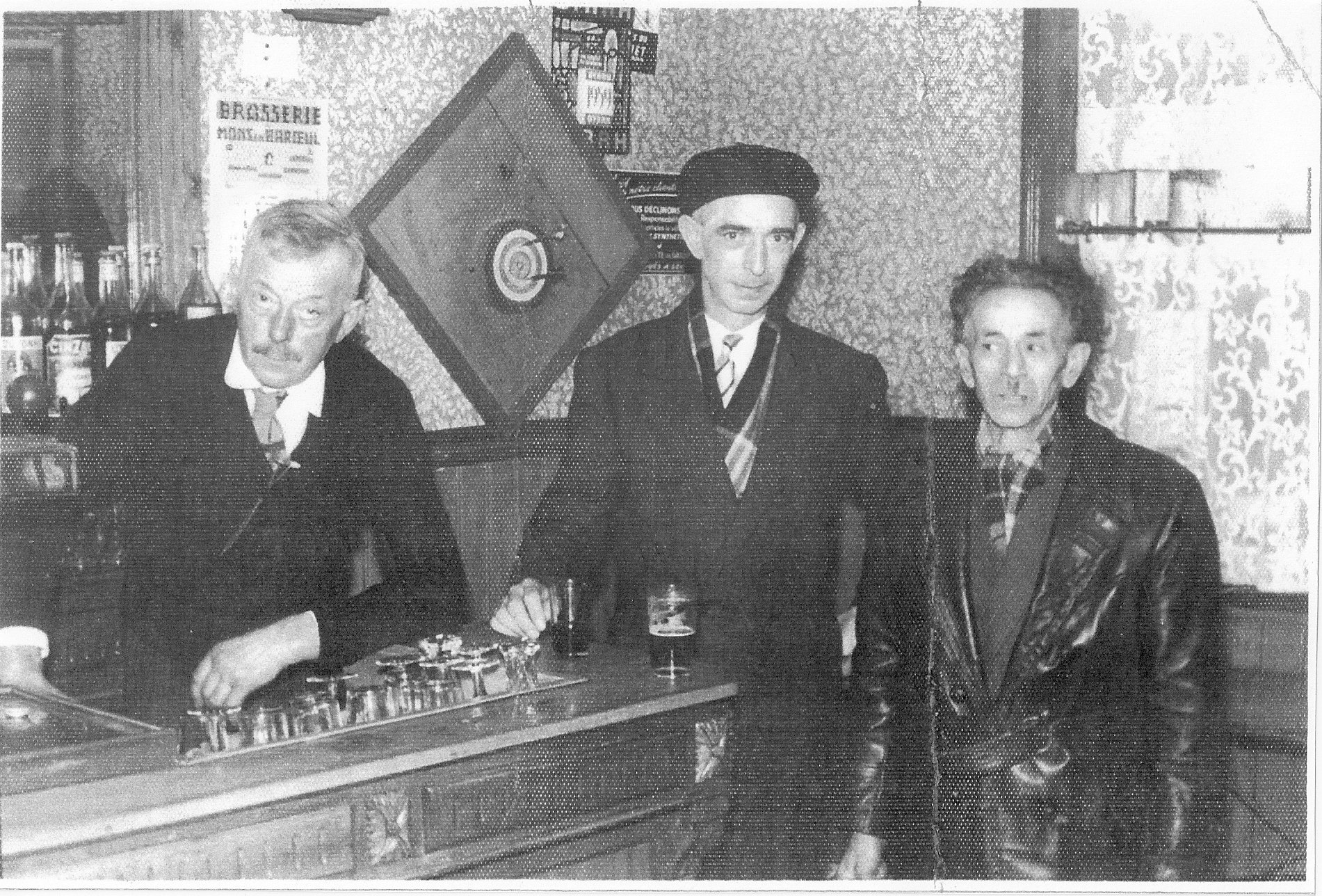 3 Charles Dassonville, père de Michel, Antoine Nissen et x (A l'Arrivée des Voyageurs)
