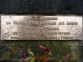 17 Plaque apposée le 5 décembre 2004 en bas de la face principale
