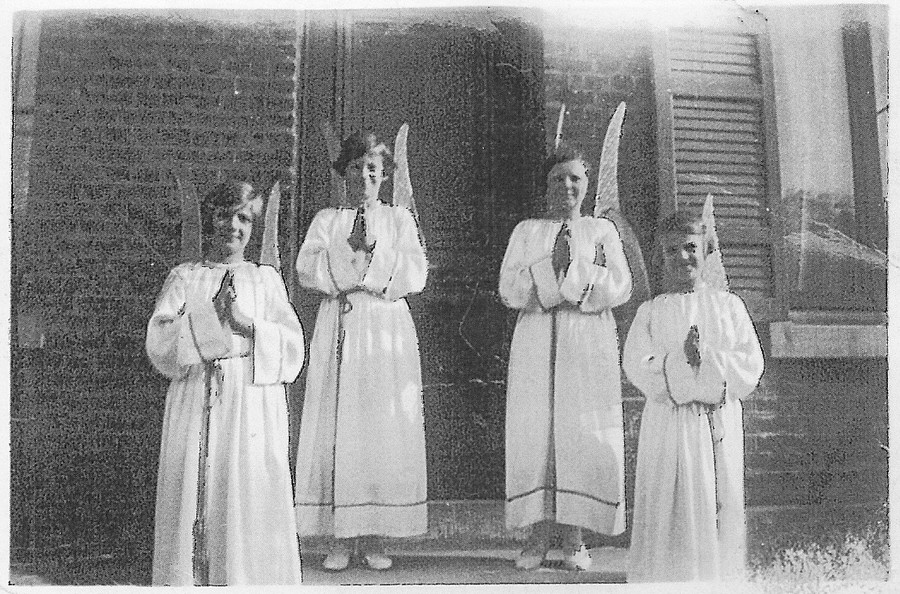 2 Sa communion en 1937 (deuxième en partant de la gauche)