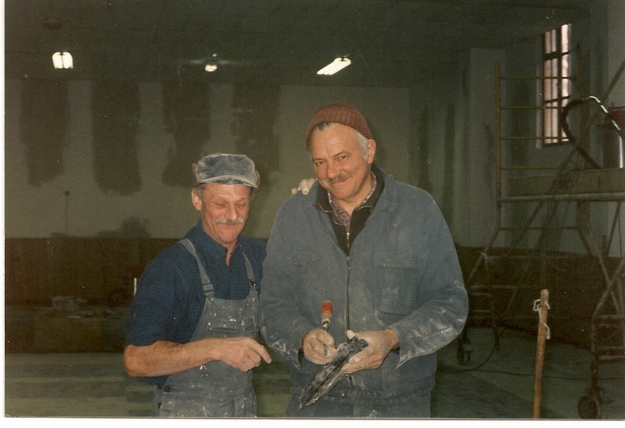 13  x et Michel Dassonville pendant la rénovation de la salle (1970)