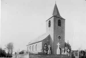 1- L'église entourée de son cimetière (avant 1951)