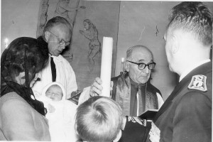 Mme Agnès Laude tenant sa filleule, l'abbé Verschae et, à sa gauche, le secrétaire de l'évêché, le chanoine Prévot